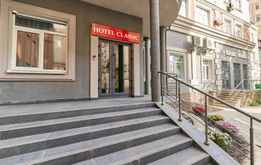 Main entrance with steps leading to the door of Hotel Classic