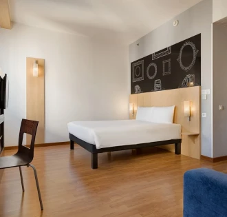 Ibis Kyiv City Center in Kyiv - bright bedroom with white bed and minimalist design