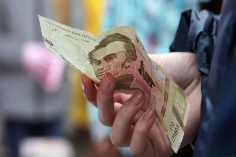 Чайові готівкою в закладі в Києві
