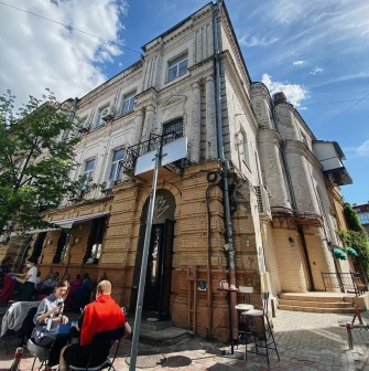 Restaurant Zigzag - restaurant facade with outdoor seating and large windows