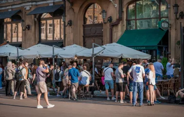 Pab Kedy - crowded street terrace outside the pub with many seated guests