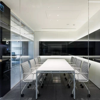 UNIT.City - small meeting room with screen and chairs