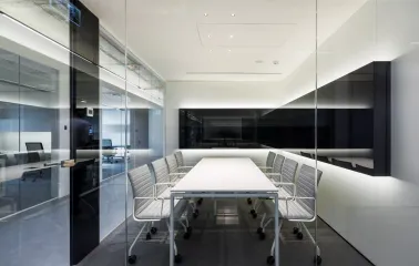 UNIT.City - small meeting room with screen and chairs