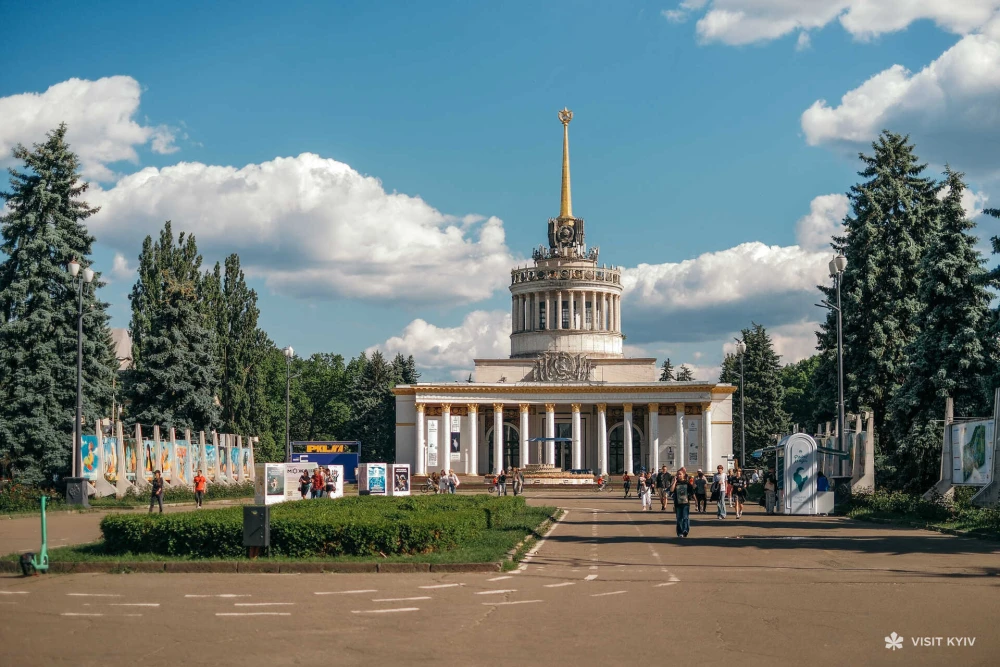 main entrance to the VDNG in Kyiv