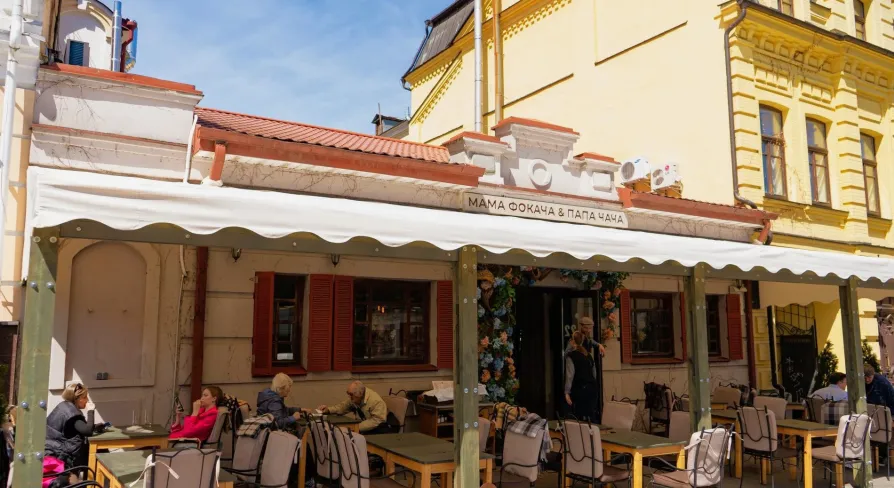 Restaurant Mama Focaccia & Papa Chacha - street facade with covered outdoor terrace
