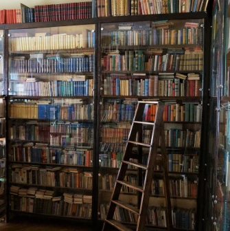 Muzei Tychyny in Kyiv - home library with thousands of books and a wooden ladder