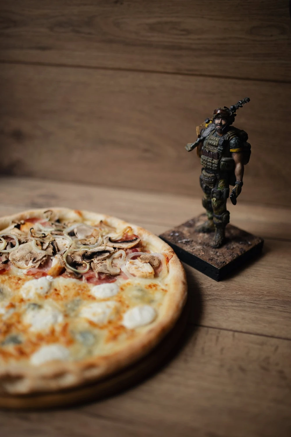 Pizza next to a military figurine at Veterano Pizza