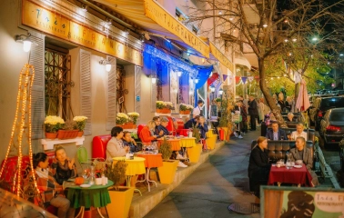 Très FRANÇAIS - charming outdoor terrace with seating decorated with potted plants