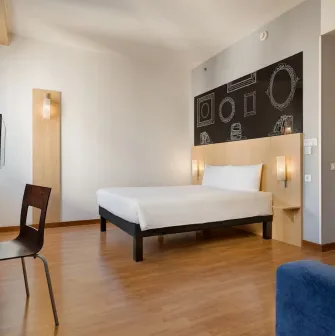 Ibis Kyiv City Center in Kyiv - bright bedroom with white bed and minimalist design