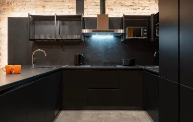 Globe Runner Hostel - clean, shared kitchen area