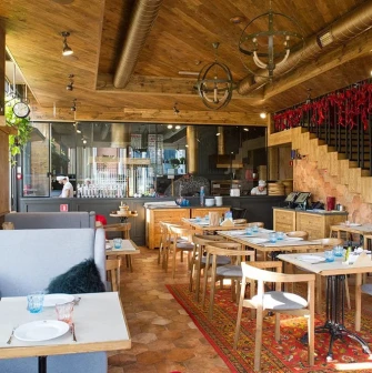 Restaurant Mama Manana - dining area with open kitchen