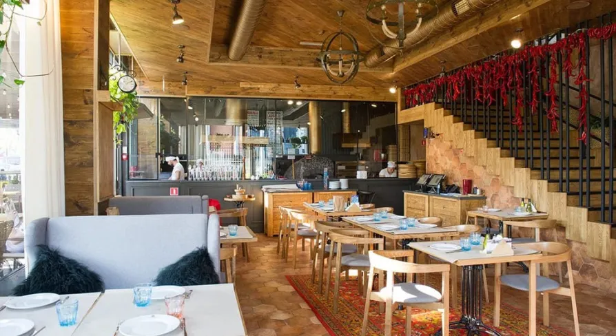 Restaurant Mama Manana - dining area with open kitchen