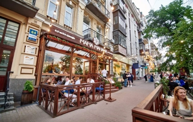Restaurant Mama Manana - busy outdoor terrace on the street