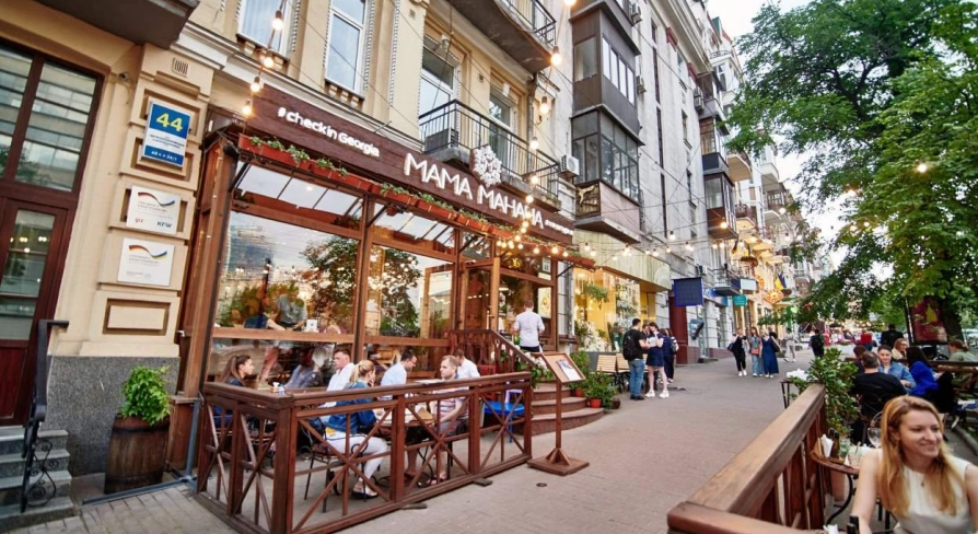 Restaurant Mama Manana - busy outdoor terrace on the street