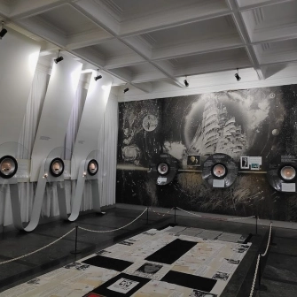Museum of Microminiatures of Mykola Syadrystoho in Kyiv – an exhibition hall with round viewing lenses for observing microscopic art