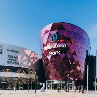 The main entrance to the Respublika Park shopping center with a purple facade in Kyiv
