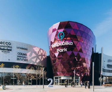 The main entrance to the Respublika Park shopping center with a purple facade in Kyiv