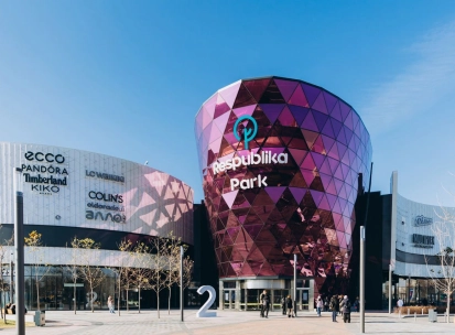 The main entrance to the Respublika Park shopping center with a purple facade in Kyiv