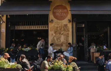 Evening entrance to the Mimosa Brooklyn Pizza restaurant in Kyiv