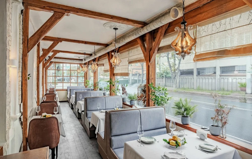 Restaurant Vero Vero - interior space offering a panoramic view at the street