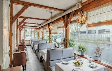 Restaurant Vero Vero - interior space offering a panoramic view at the street