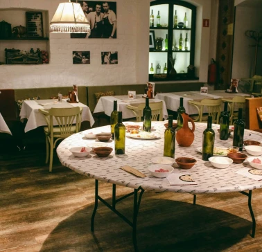 Chachapuri in Kyiv - interior of the dining hall and table for the master class