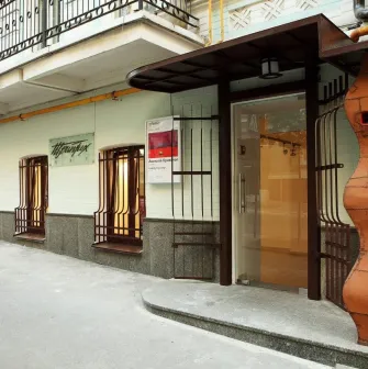 Entrance to the Triptych art gallery on Andriyivskyi Descent in Kyiv