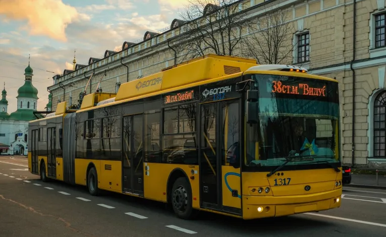 Yellow trolleybus departing from Kyiv Pechersk Lavra