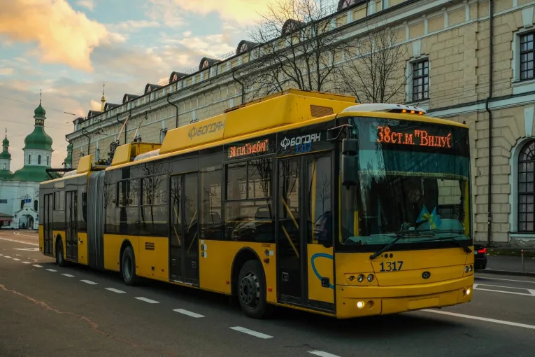 Yellow trolleybus departing from Kyiv Pechersk Lavra