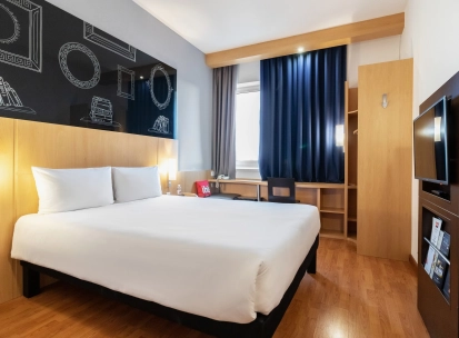 Ibis Railway Station in Kyiv - bedroom with white bed and black chalkboard wall