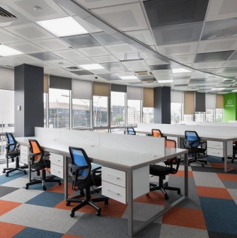 Peremoga Space - open-plan workspace with multiple desks and ergonomic chairs