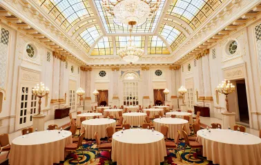 Banquet hall with a luxurious ceiling at the Fairmont Grand Hotel in Kyiv
