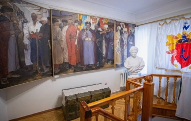 Muzei Hetmanstva in Kyiv - interior hall with a large impressive portrait of Ukrainian Cossacks and a statue of the Hetman