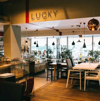 Інтер'єр ресторану Lucky Restaurant Vinoteque у Києві