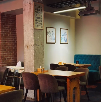 Restaurant Arirang - cozy corner dining area with traditional Korean decor