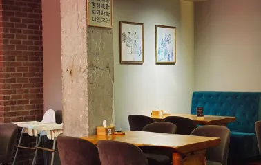 Restaurant Arirang - cozy corner dining area with traditional Korean decor
