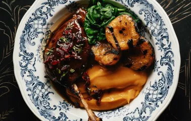 Restaurant Ulyublenyi Diadia - duck leg confit with purée and greens on a decorative plate