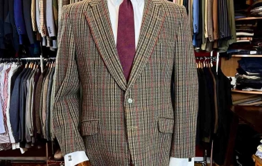 Tweed jacket on a mannequin against the backdrop of the classic assortment at Levkovsky Vintage