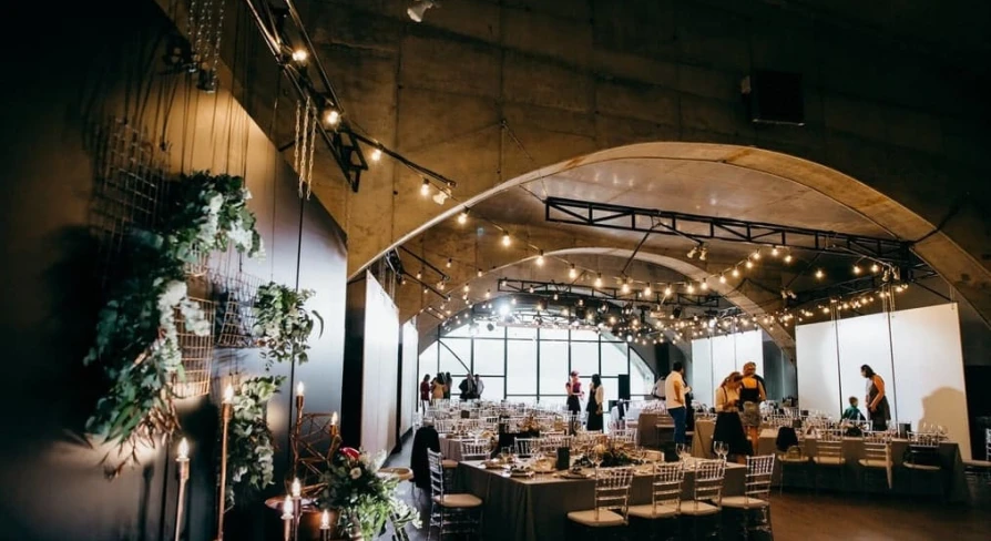 Banquet hall with arches and garlands in the ARTPRYCHAL art space in Kyiv