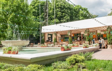 Summer terrace of the Vero Vero restaurant in Kyiv with a fountain and greenery