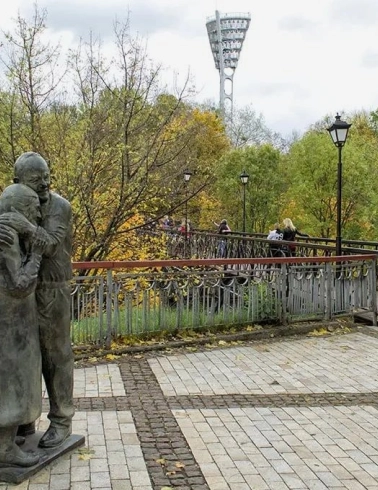 Luigi and Mokryna in Kyiv -monument to Luigi and Mokryna near the Bridge of Lovers in Mariinskyi Park