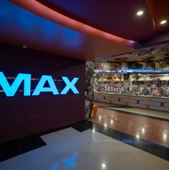 Світиться синій напис IMAX у коридорі кінотеатру з баром