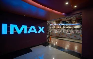 Світиться синій напис IMAX у коридорі кінотеатру з баром