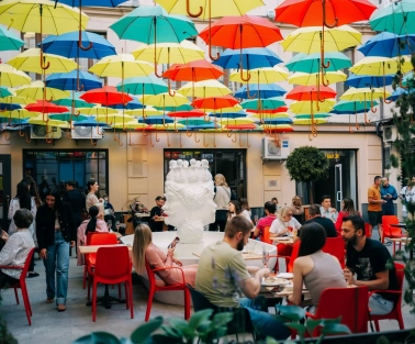 Restaurant Tisto, Syr i Titka Bella - courtyard seating under colorful suspended umbrellas