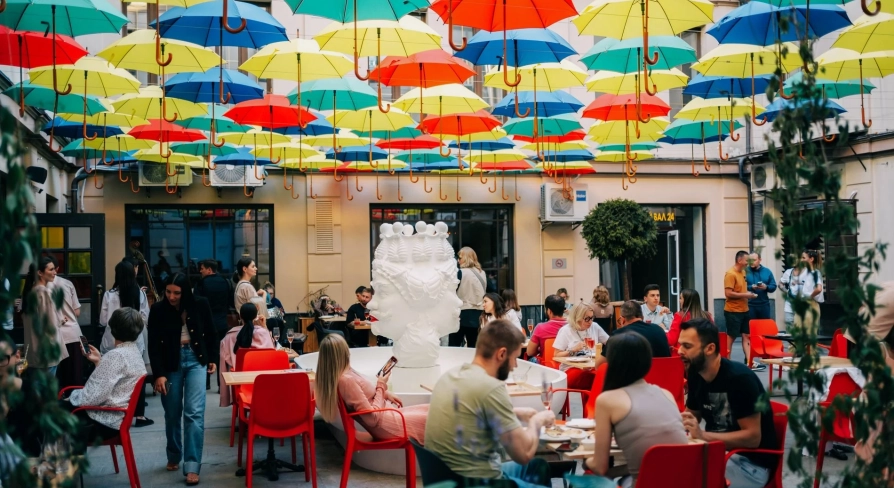 Restaurant Tisto, Syr i Titka Bella - courtyard seating under colorful suspended umbrellas
