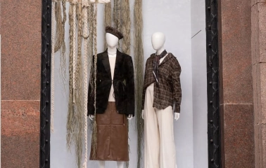 The autumn window display of the Vsi. Svoi" store in Kyiv with mannequins in warm clothes and linen decor