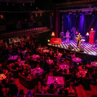 Музичний гурт виступає на головній сцені Caribbean Club під софітами