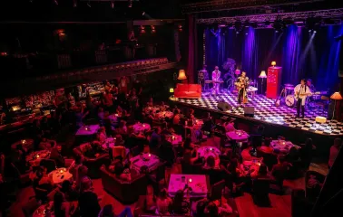 Музичний гурт виступає на головній сцені Caribbean Club під софітами