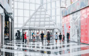 Головний вхід до торгового центру Blockbuster Mall в Києві