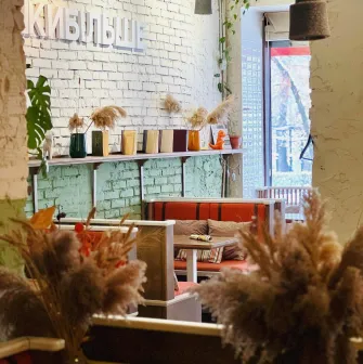 Restaurant Trishky Bilshe - cozy interior with white brick walls and dried flower arrangements